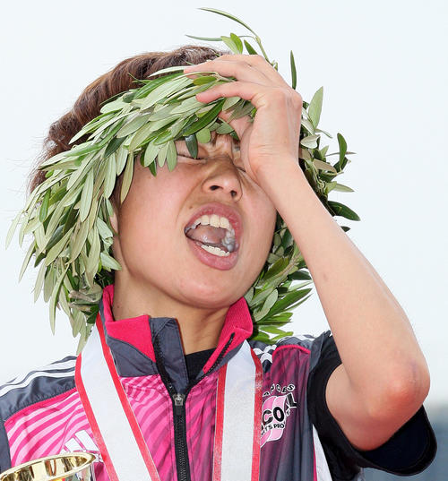 女子1万メートル決勝　優勝した福士は表彰式で頭に載せる月桂（げっけい）樹をかぶってしまい、抜けなくなってこの表情