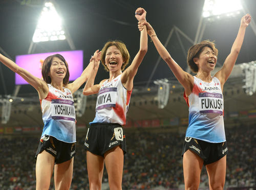 女子1万メートル決勝　レース終了後3人で笑顔を見せる、左から吉川、新谷、福士