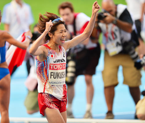 女子マラソン　2時間27分45秒で3位となり笑顔でゴールし永山監督のもとへ向かう福士