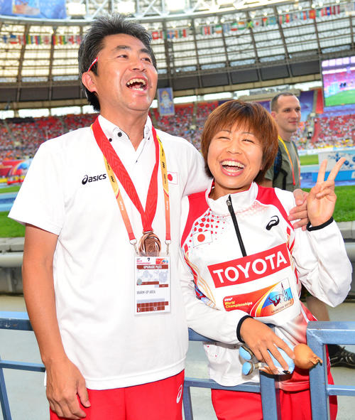 女子マラソン　表彰式後、永山監督（左）に銅メダルを首にかけてあげ仲良く記念撮影を行う福士