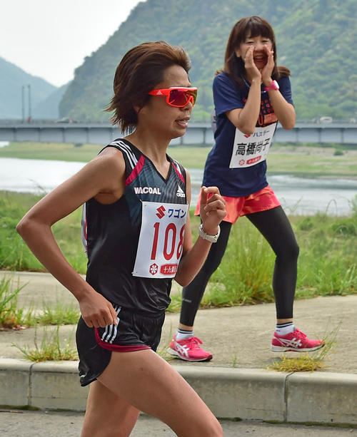 高橋尚子杯ぎふ清流ハーフマラソン　高橋尚子さん（右）からの声援を受け、力走する福士