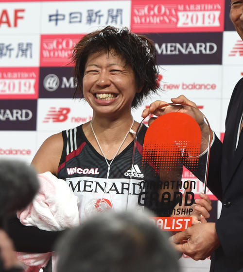 日本人2位でゴール、MGCチケットを授与され笑顔を見せる福士