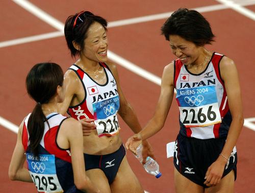 女子1万メートル決勝　ゴール後、お互いの健闘をたたえ合う、左から、田中、弘山、福士