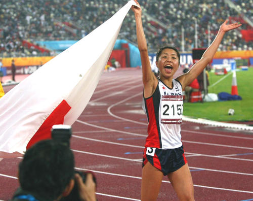 女子1万メートル決勝　金メダルを獲得した福士は、日の丸を手に笑顔を見せる