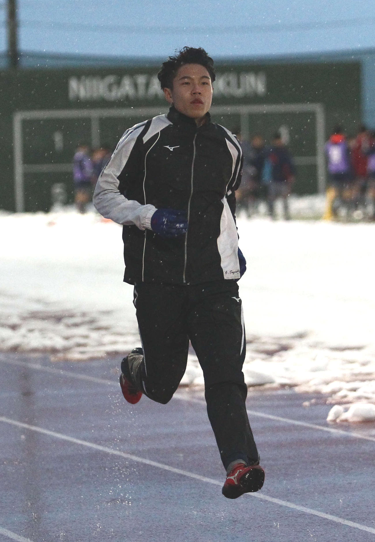 雪かきをした学校のトラックで走る鈴木