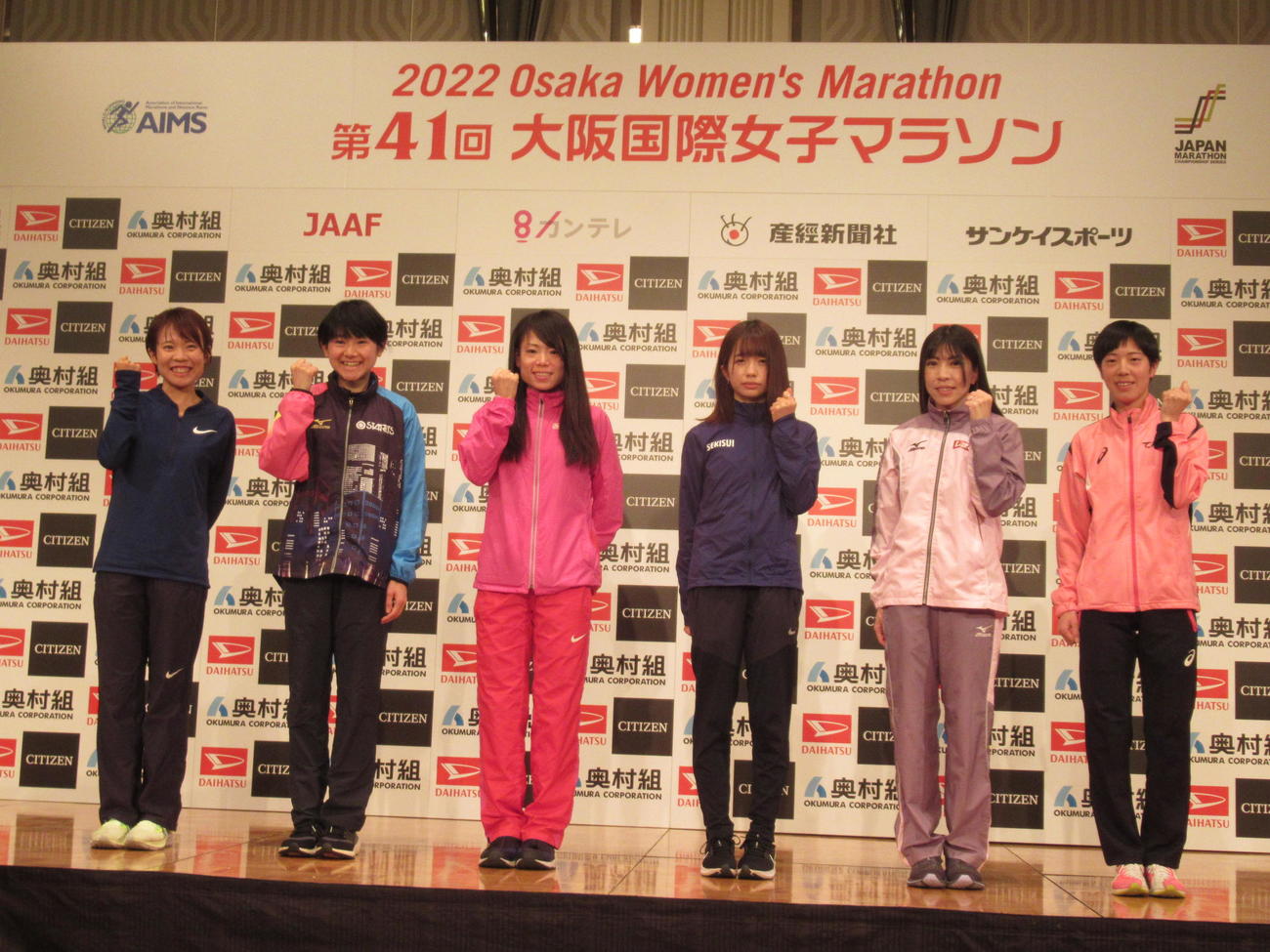 大阪国際女子マラソン前々日会見に臨んだ左から萩原、上杉、松田、佐藤、阿部、松下