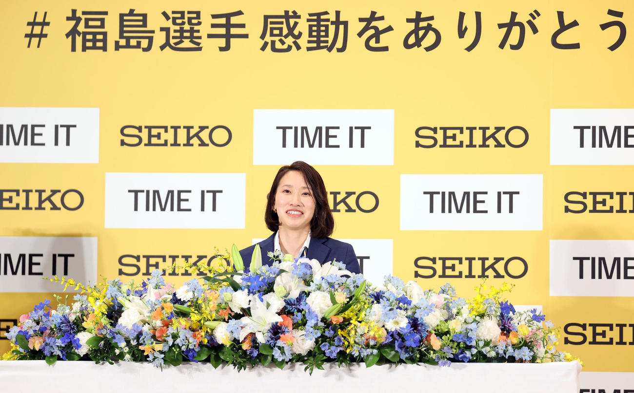 現役引退を発表した福島千里は笑顔で報道陣の質問に答える（撮影・浅見桂子）