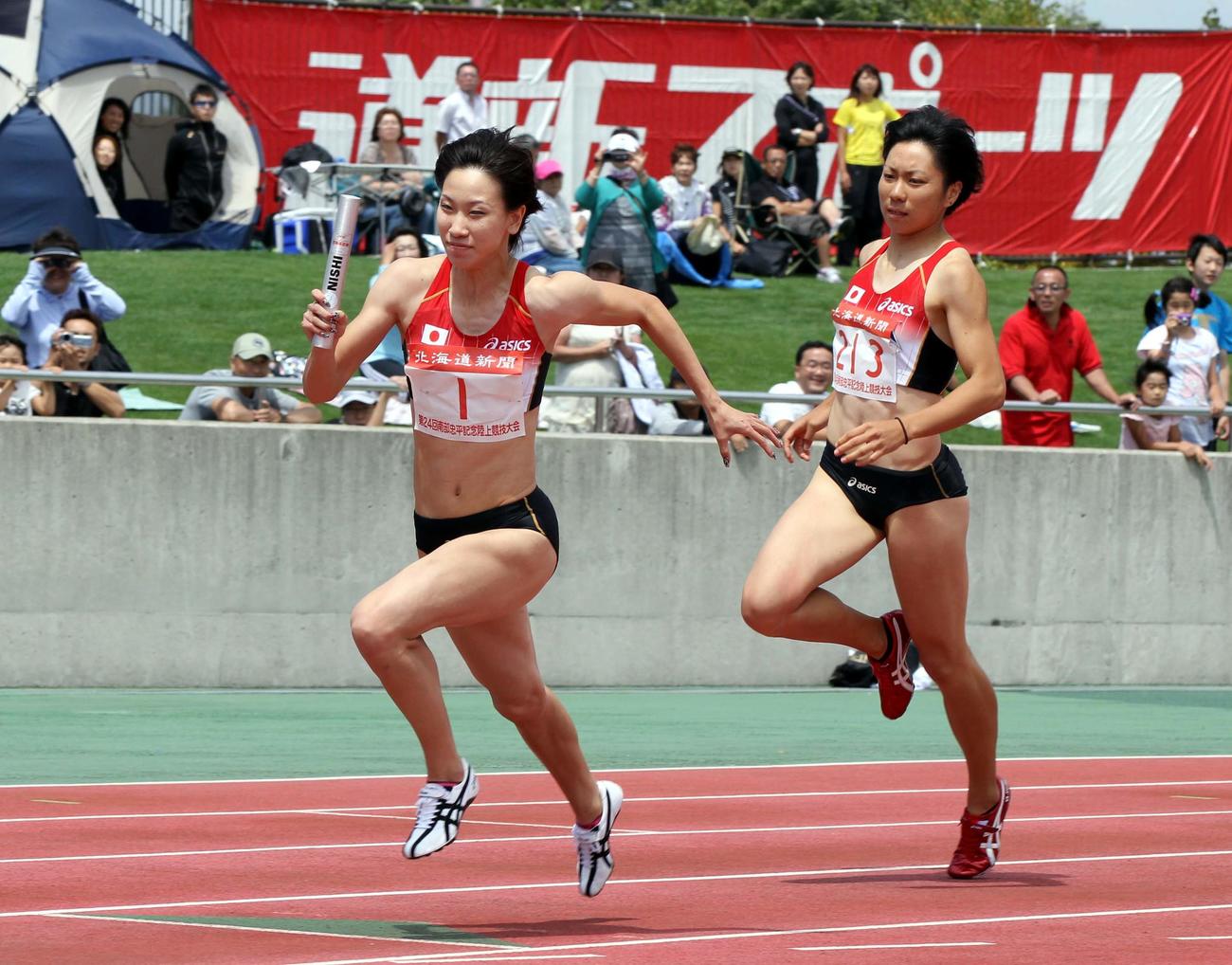 11年7月31日、南部記念陸上　女子4×100メートルリレーで高橋萌木子（右）からバトンをうけ加速する3走の福島千里