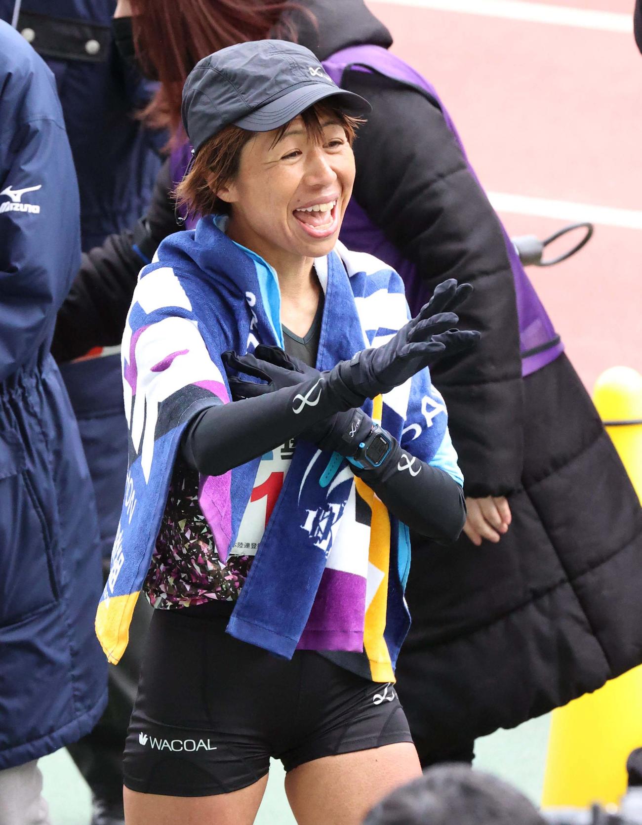 ハーフマラソンをゴールし笑顔を見せる福士加代子（（撮影・上田博志）