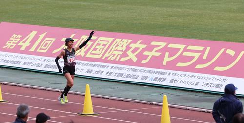 ファンの拍手に応えながら笑顔でゴールをめざす福士加代子（撮影・上田博志）