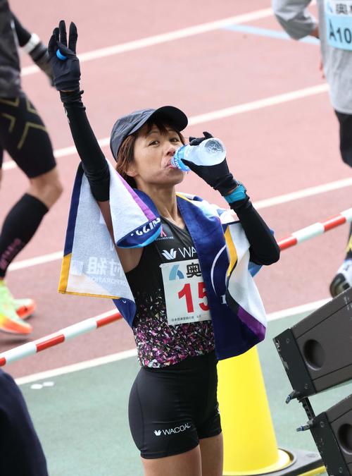 ハーフマラソンをゴールした福士は水分補給をしながらスタンドに手を振る（撮影・上田博志）