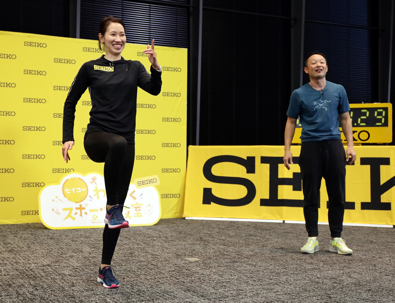 「セイコーわくわくスポーツ教室」でオンラインで子どもたちとつながりながら、笑顔でもも上げする福島さん（左）（撮影・浅見桂子）