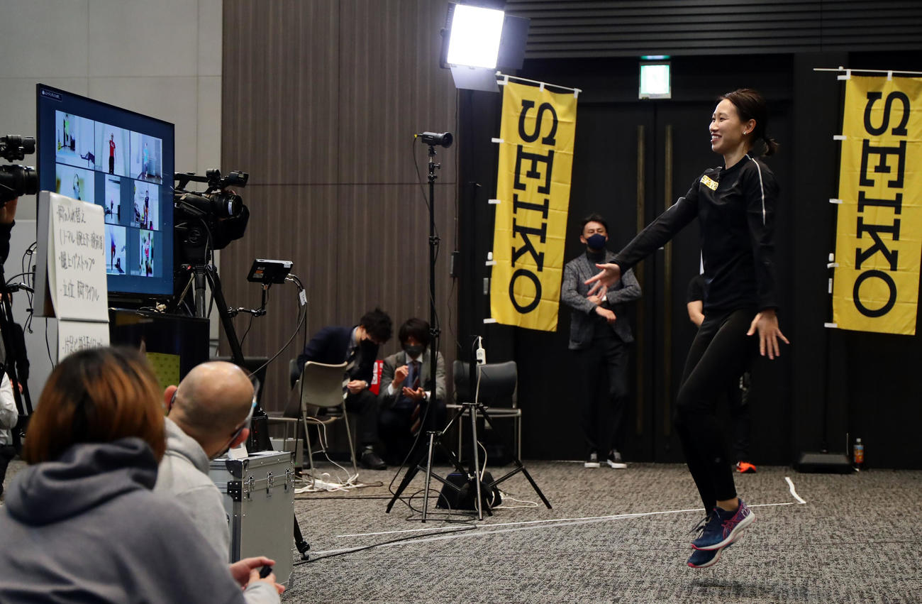 「セイコーわくわくスポーツ教室」でオンラインで子どもたちと動く福島さん（右）（撮影・浅見桂子）