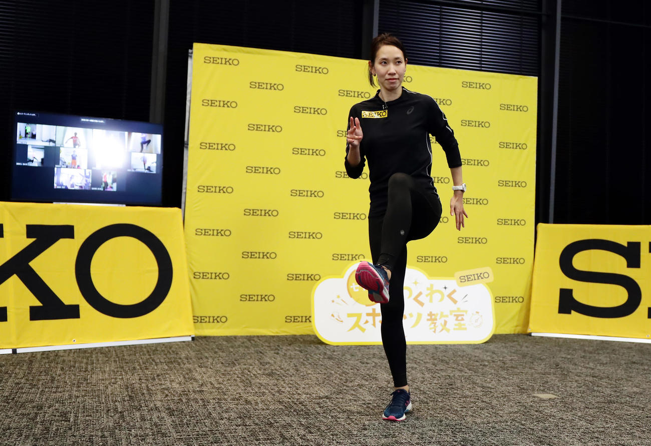 「セイコーわくわくスポーツ教室」でオンラインで子どもたちとつながりながら、もも上げする福島さん（撮影・浅見桂子）