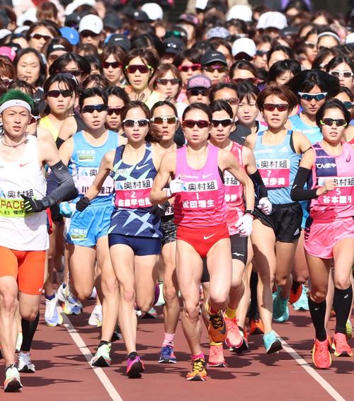 ヤンマースタジアム長居からスタートした佐藤早也伽（中央左ゼッケン＜2＞）と松田瑞生（同右ゼッケン＜1＞）（撮影・上田博志）