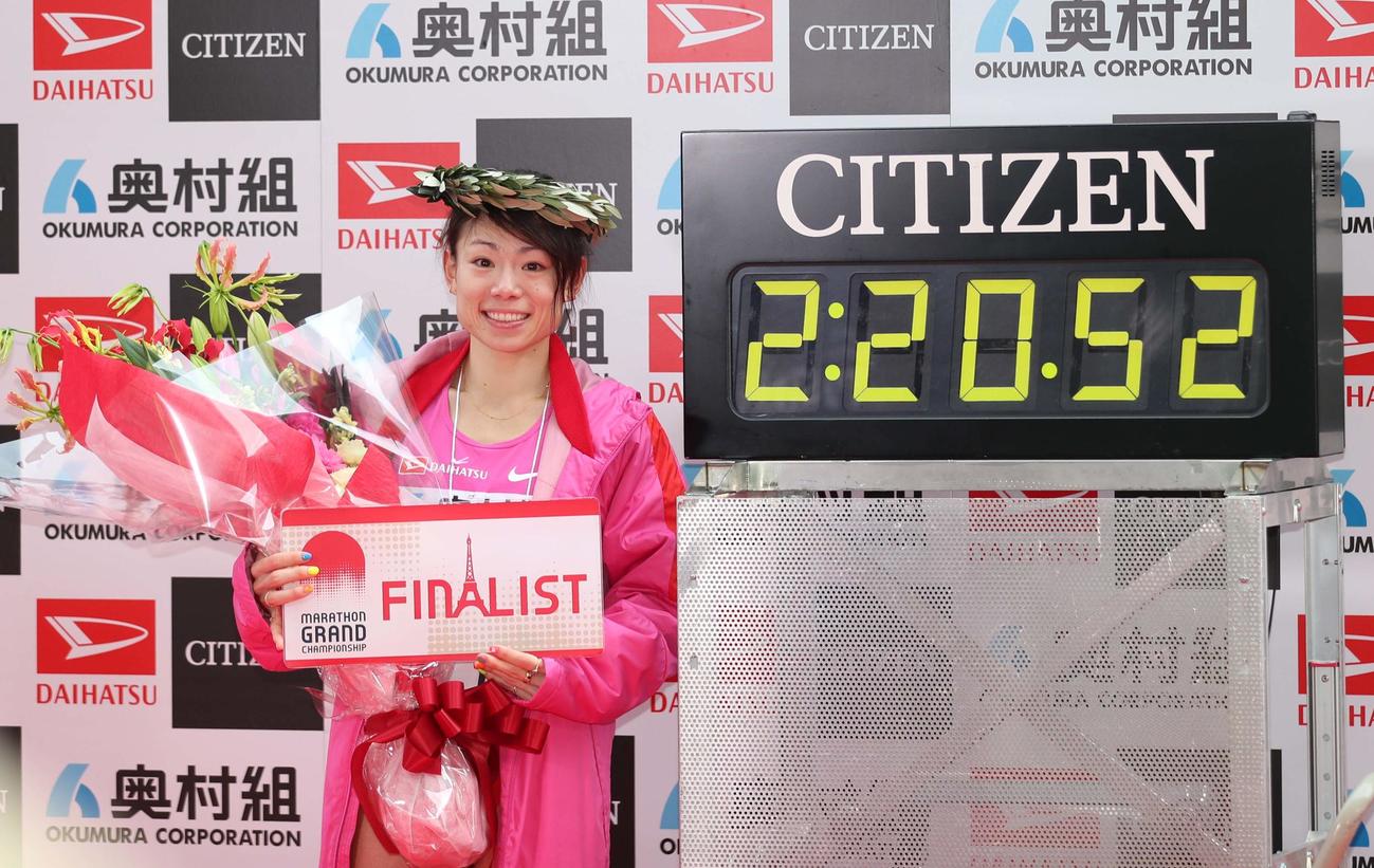 2時20分52秒の大会新記録で優勝し笑顔を見せる松田瑞生（撮影・上田博志）