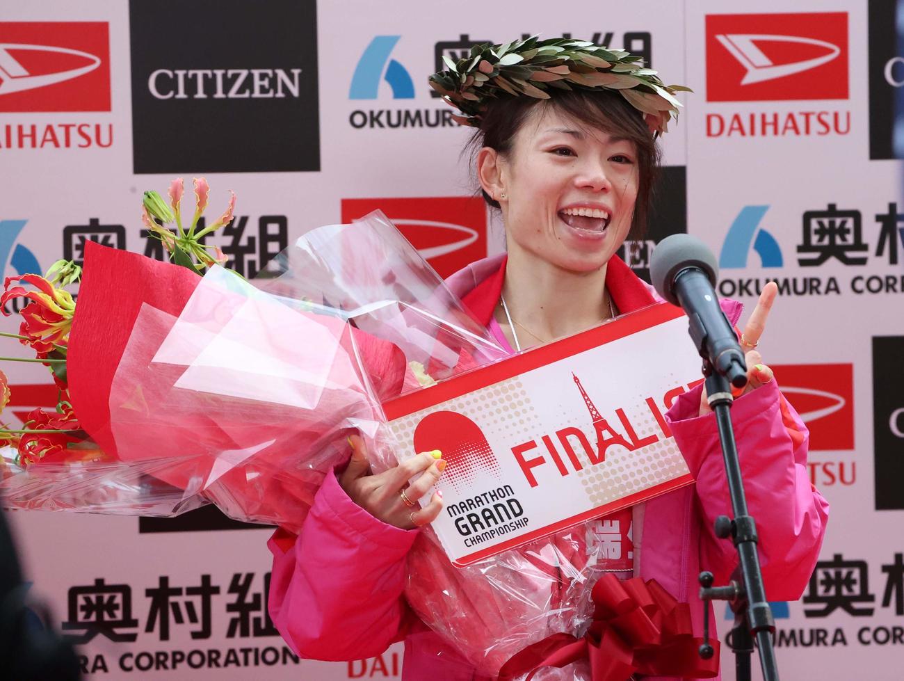 勝利者インタビューで笑顔を見せる松田瑞生（撮影・上田博志）