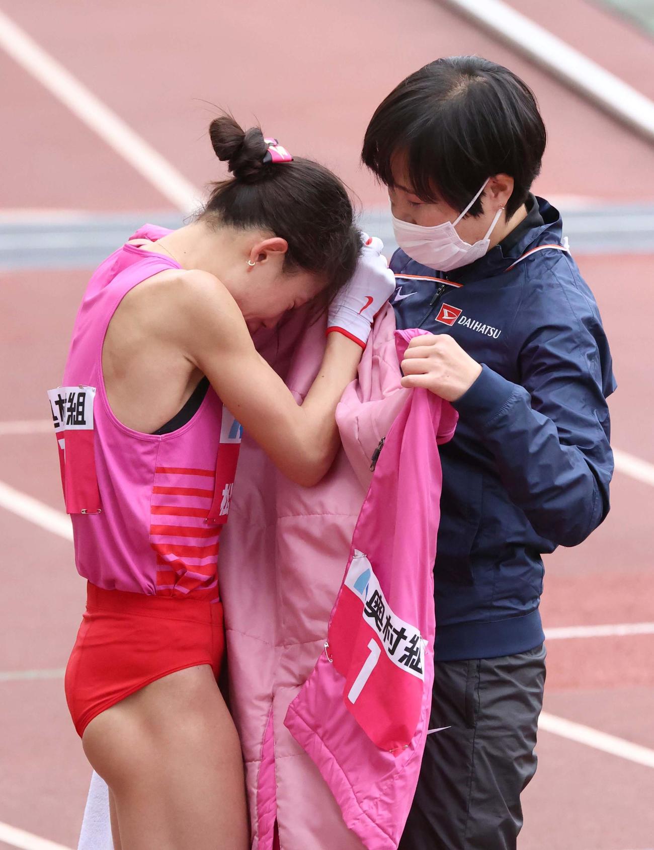 2時20分52秒の大会新記録で優勝した松田瑞生（左）は山中美和子監督の胸で涙を流す（撮影・上田博志）