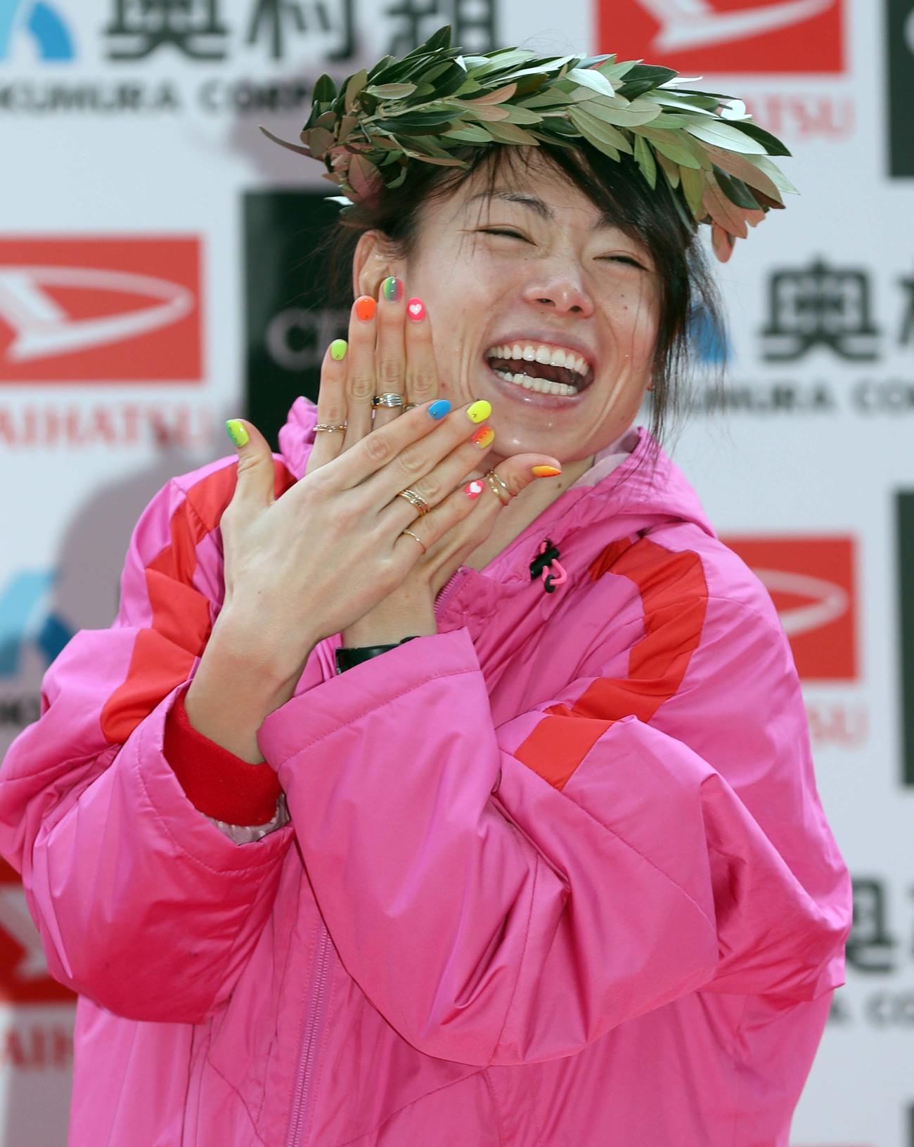 お気に入りのネイルを披露し笑顔を見せる松田瑞生（撮影・上田博志）