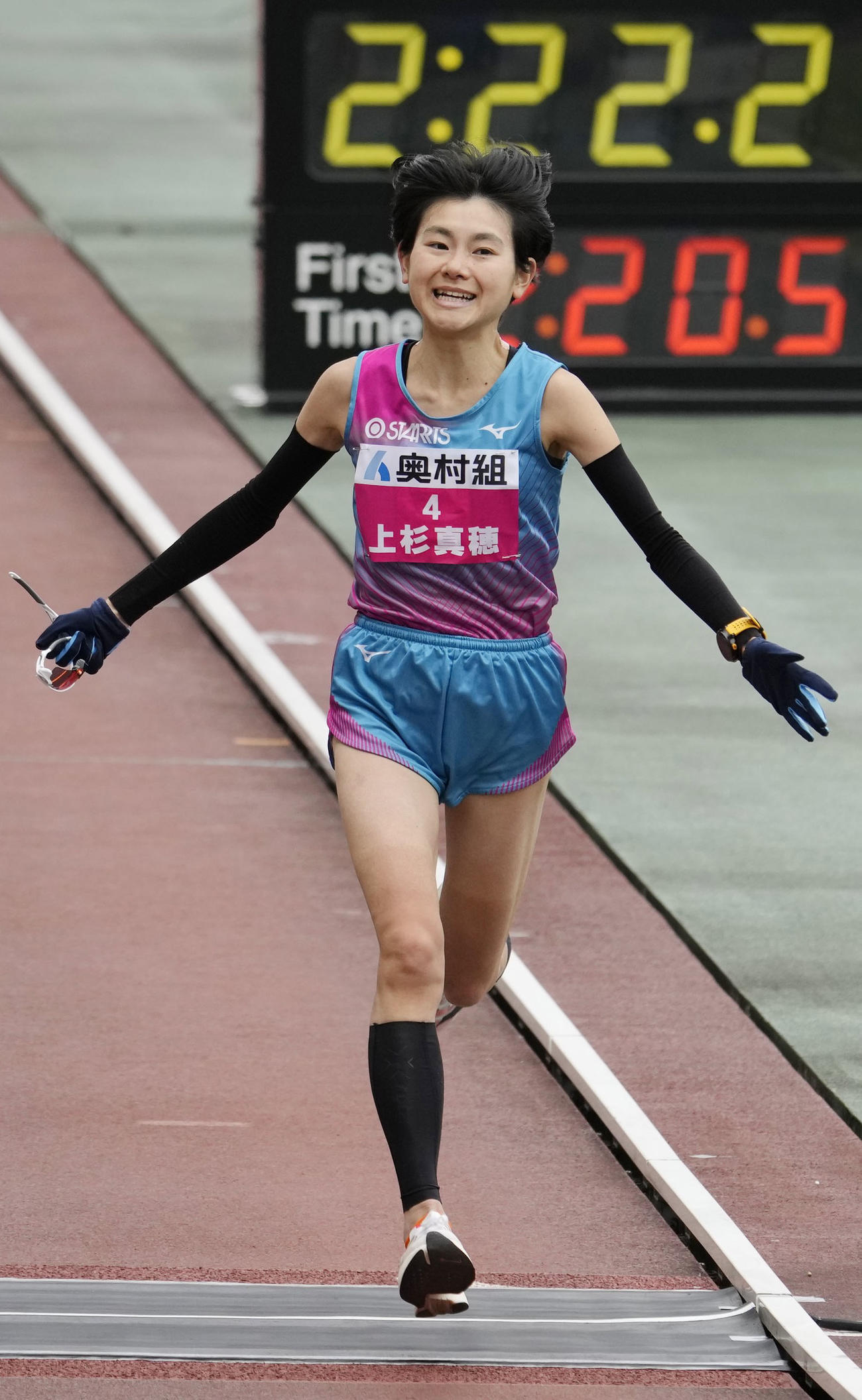 2位でゴールする上杉真穂（共同）