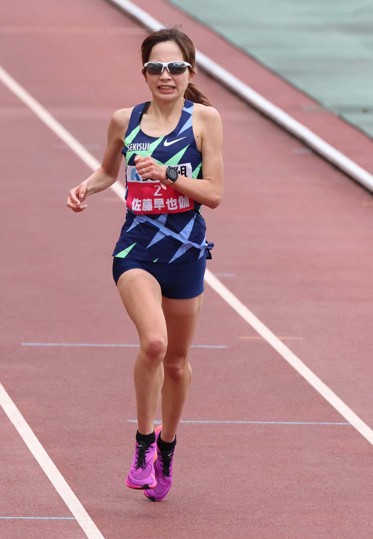 6位でゴールする佐藤早也伽（撮影・上田博志）