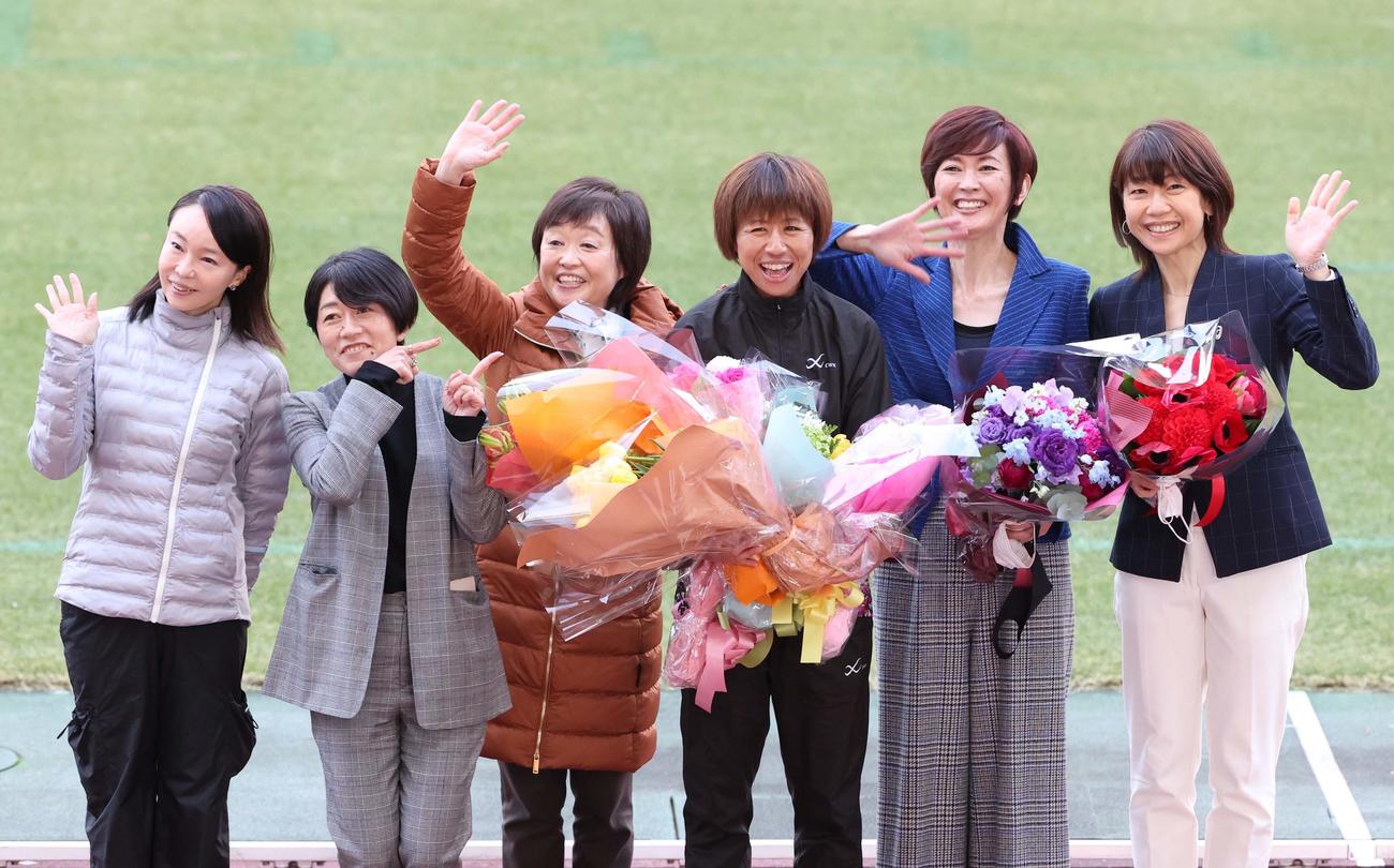 福士加代子（左から4人目）の引退セレモニーに駆けつけたマラソン界のレジェンドたち。左から千葉真子、野口みずき、増田明美、一人飛ばして、有森裕子、高橋尚子（撮影・上田博志）