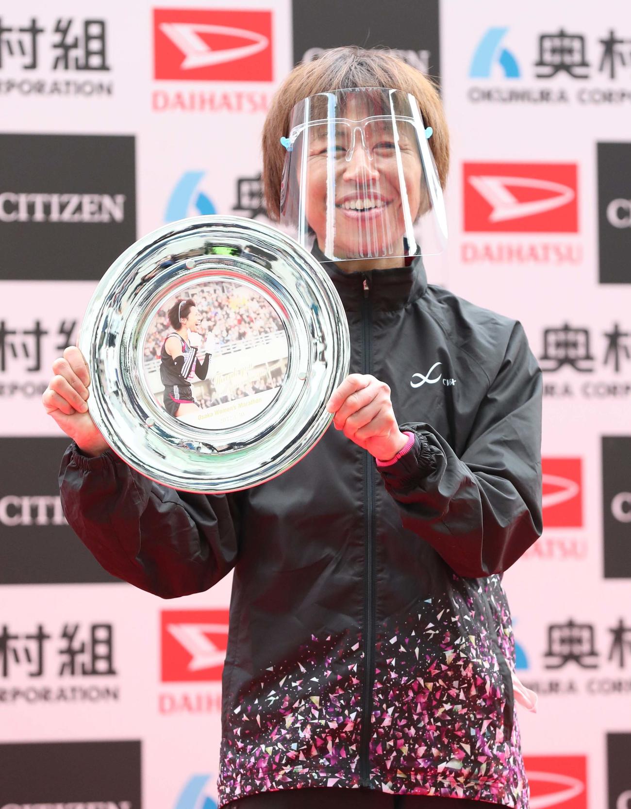 記念プレートを手に笑顔を見せる福士（撮影・上田博志）