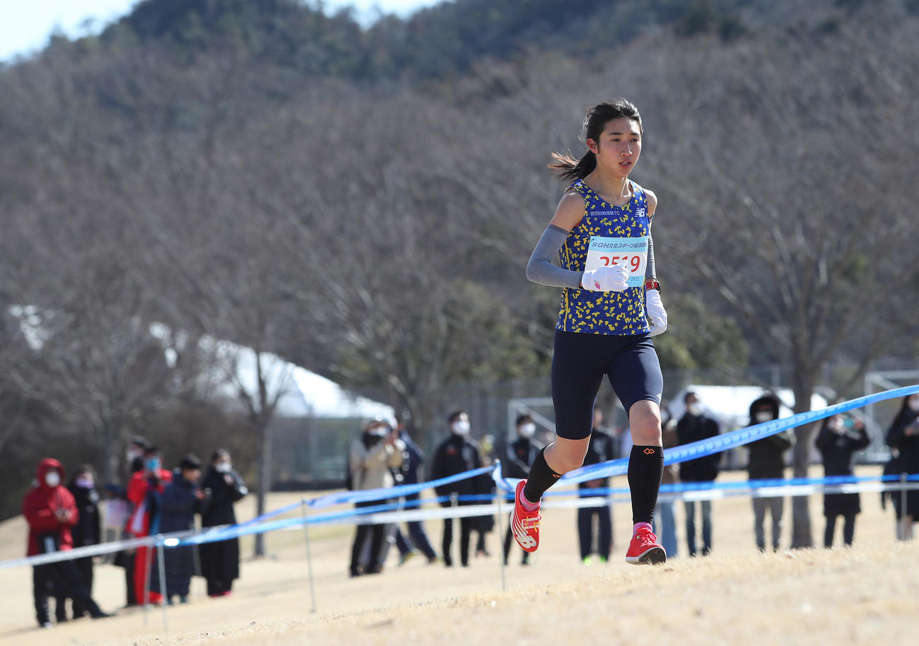 女子6キロを先頭で独走する田中希実（撮影・白石智彦）＝2022年2月6日、滋賀県希望が丘文化公園クロスカントリーコース