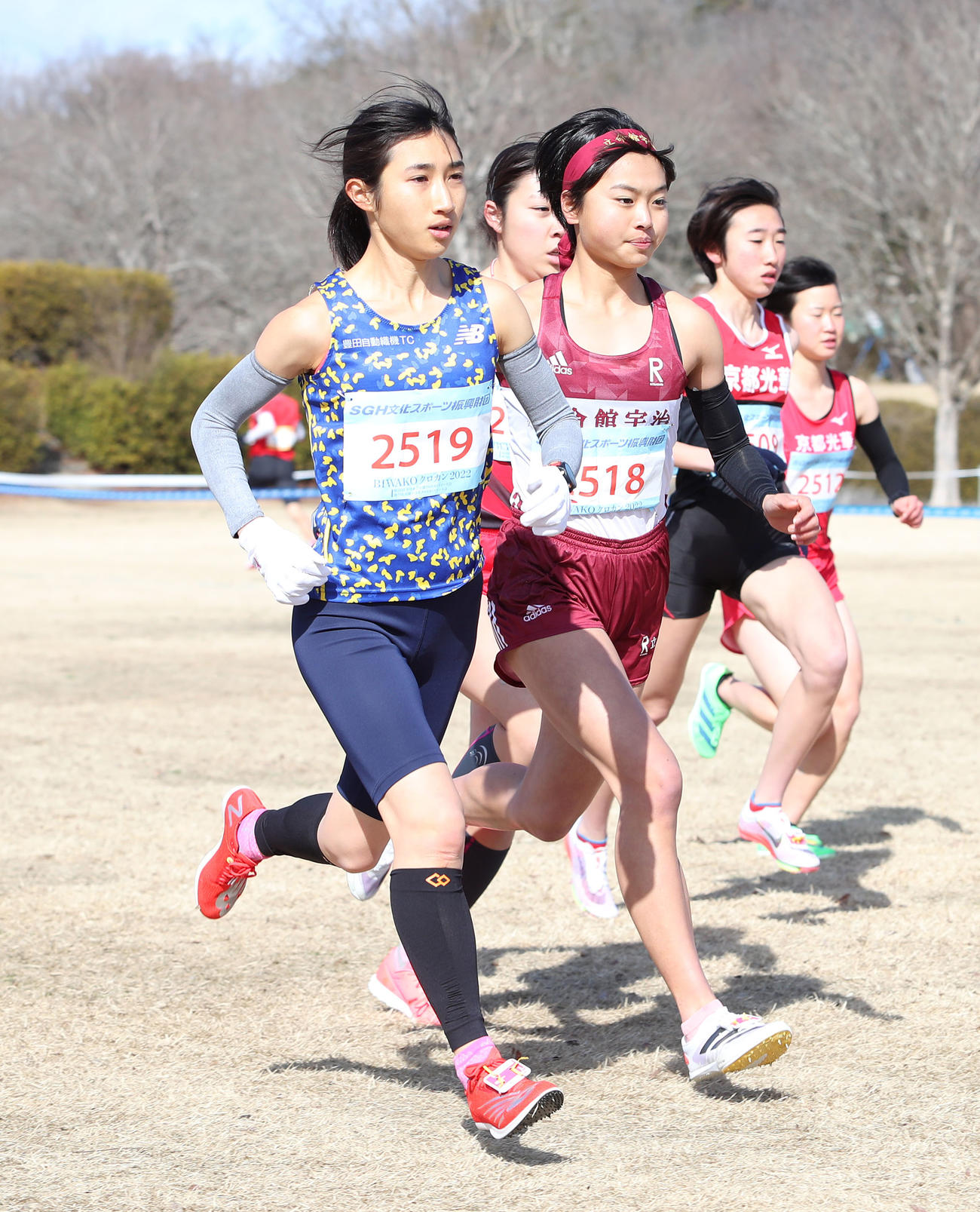 女子6キロでスタートから先頭に躍り出る田中希実（手前）（撮影・白石智彦）＝2022年2月6日、滋賀県希望が丘文化公園クロスカントリーコース