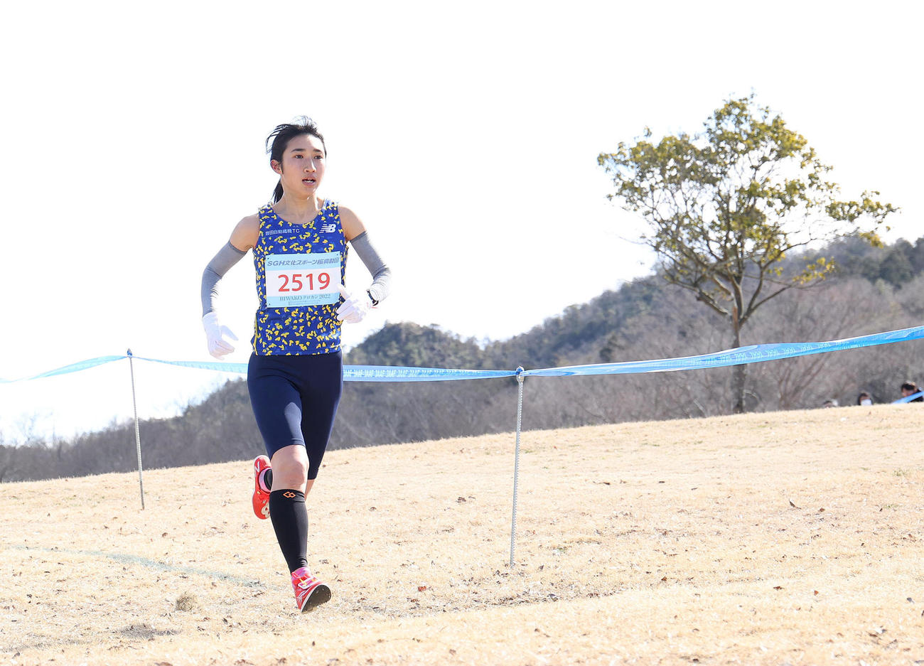 女子6キロを先頭で独走する田中希実（撮影・白石智彦）＝2022年2月6日、滋賀県希望が丘文化公園クロスカントリーコース