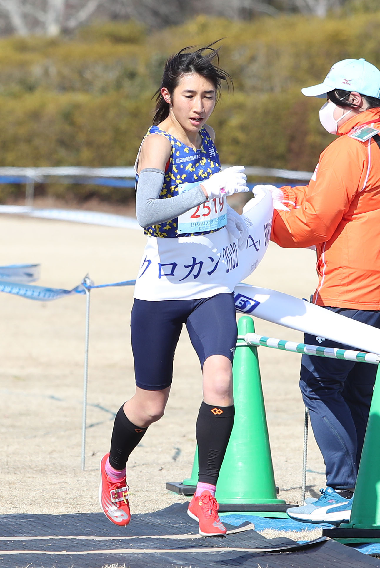 女子6キロを1位でゴールする田中希実（撮影・白石智彦）＝2022年2月6日、滋賀県希望が丘文化公園クロスカントリーコース