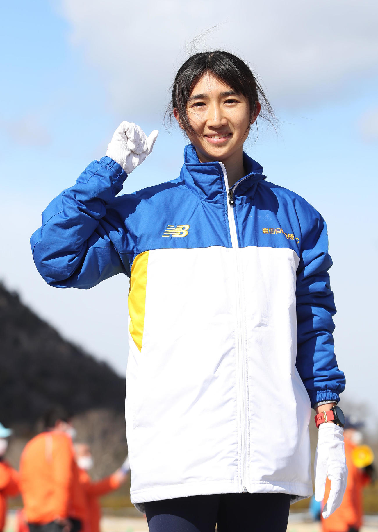女子6キロで1位となり笑顔でガッツポーズする田中希実（撮影・白石智彦）＝2022年2月6日、滋賀県希望が丘文化公園クロスカントリーコース