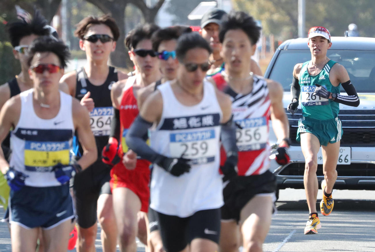 第70回別府大分毎日マラソン　33キロ付近、先頭集団に差を広げられる青学大の宮坂大器（右）（代表撮影）