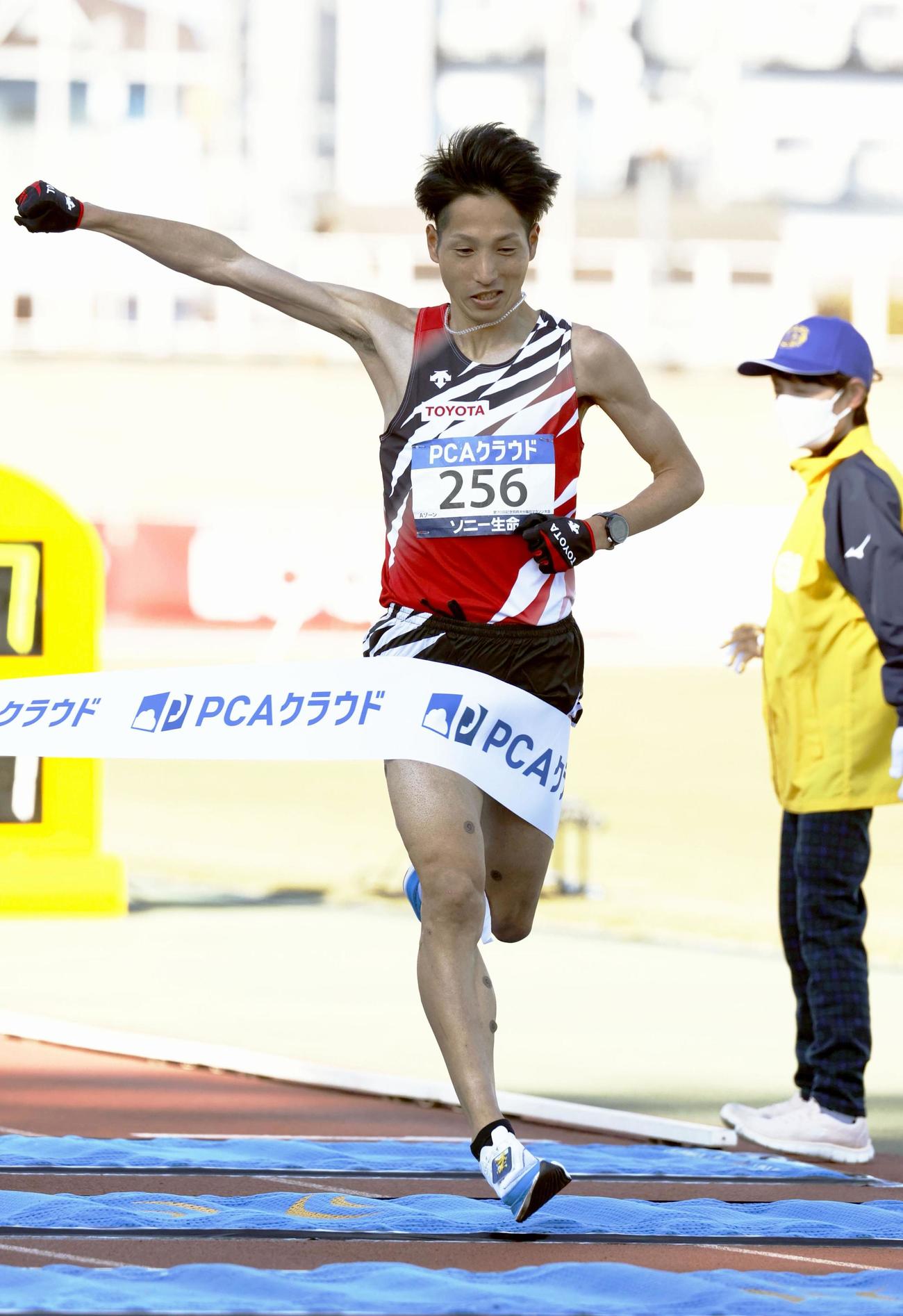 2時間7分47秒の大会新記録で優勝した西山（共同）