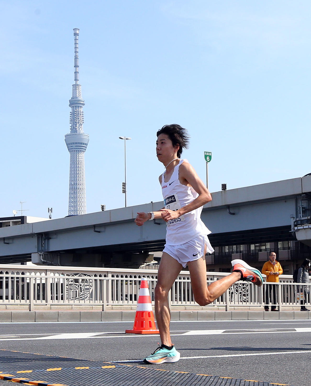 東京マラソン2020　スカイツリーをバックに蔵前橋を通過する設楽悠太（2020年3月1日撮影）
