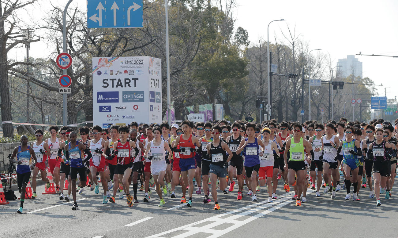 大阪府庁前を一斉にスタートする選手ら（撮影・前田充）