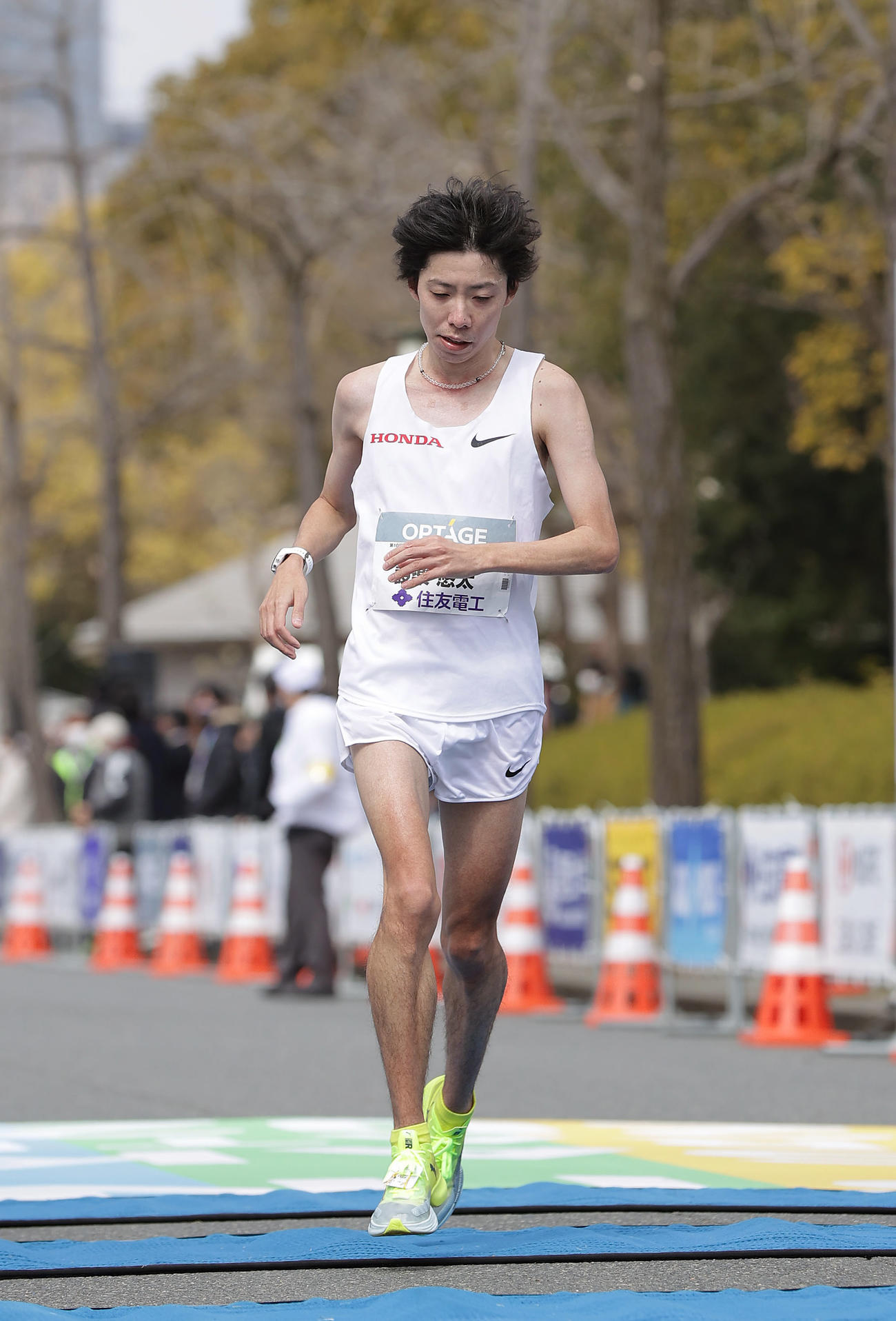 31位でゴールでゴールする設楽（撮影・前田充）