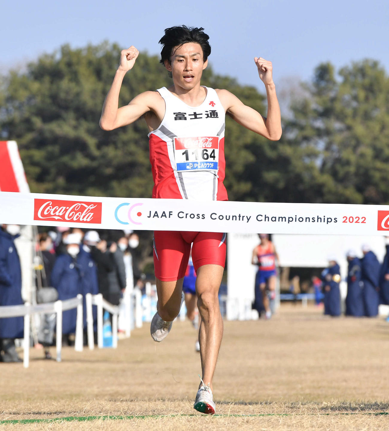 ガッツポーズしながらゴールテープをきる松枝博輝（撮影・岩下翔太）