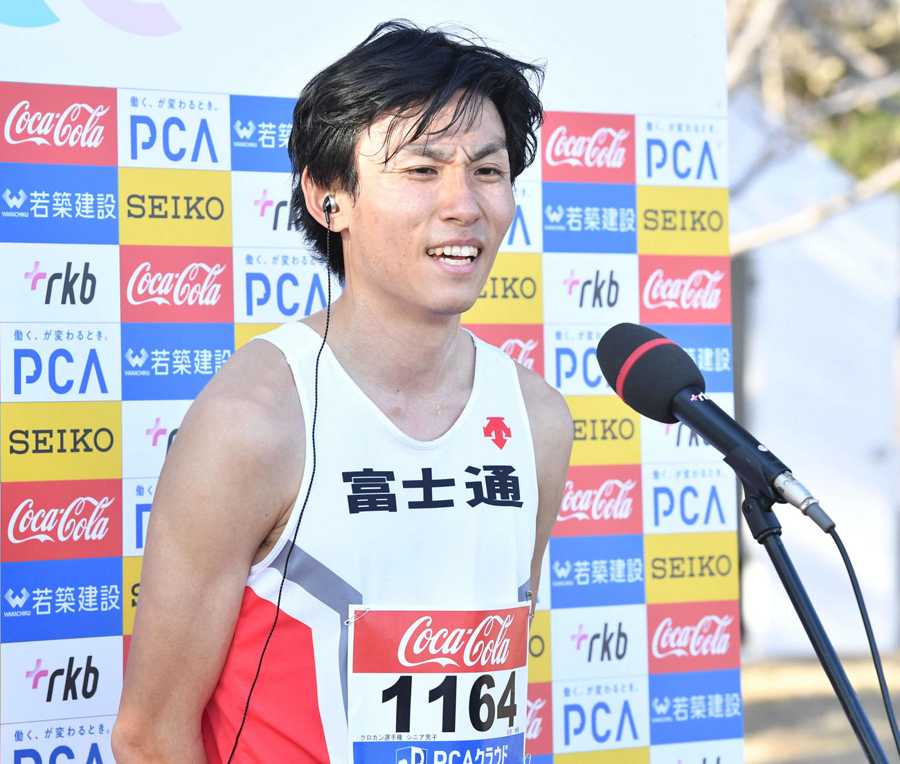 優勝インタビューを受ける松枝博輝（撮影・岩下翔太）