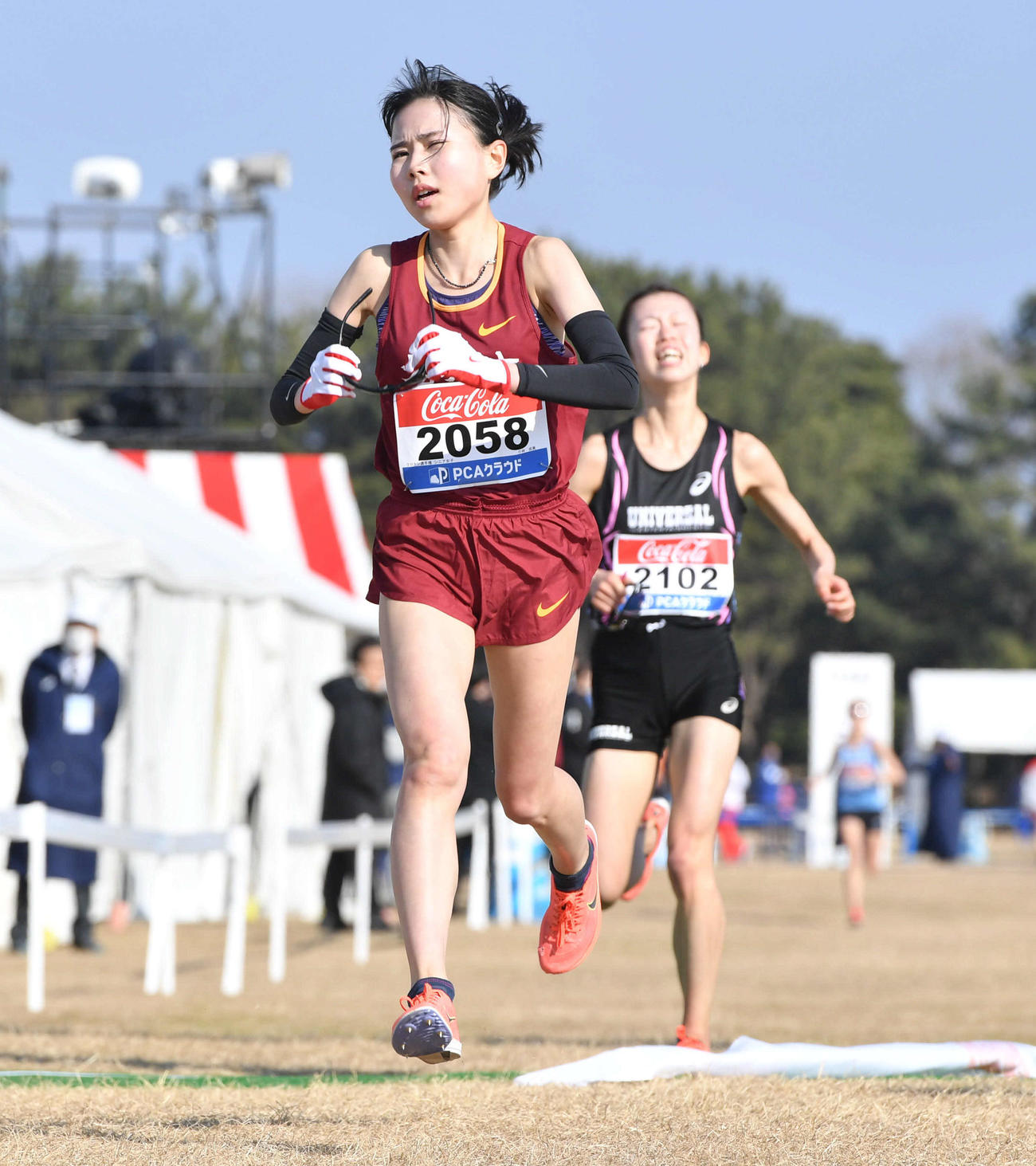 ゴール前で猿見田裕香（右奥）との接戦を制した小林成美（撮影・岩下翔太）