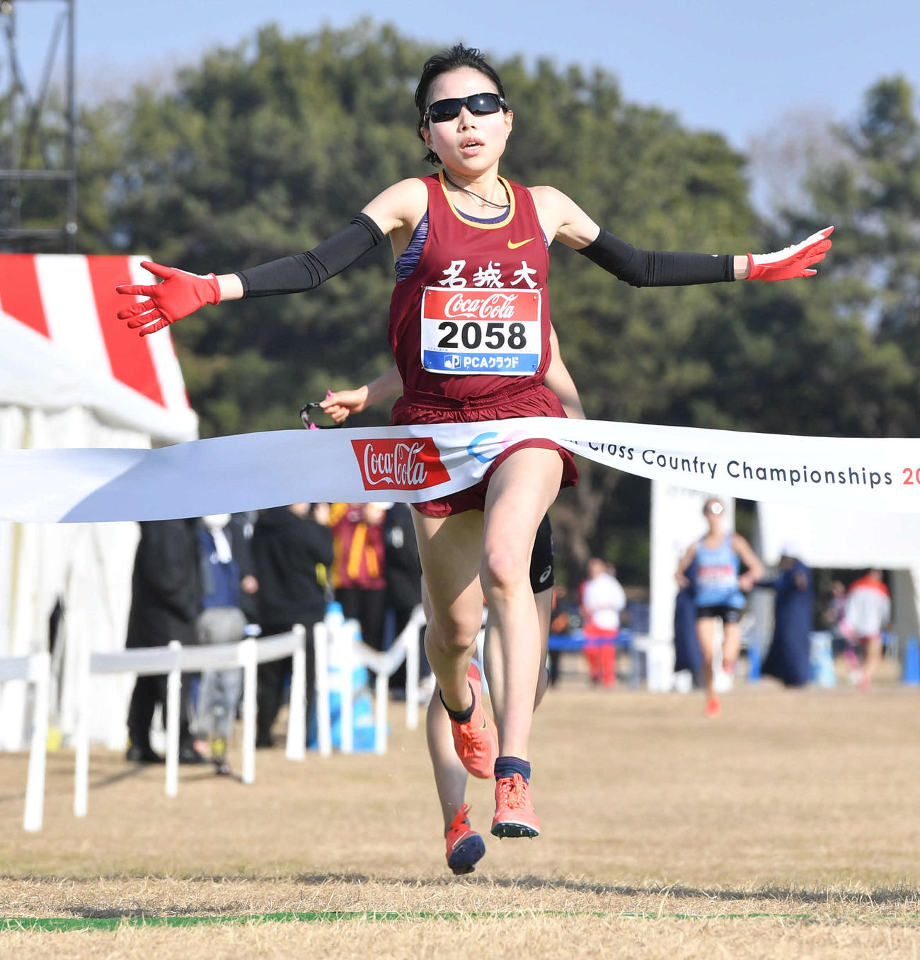 両手を広げながらゴールテープをきる小林成美（撮影・岩下翔太）
