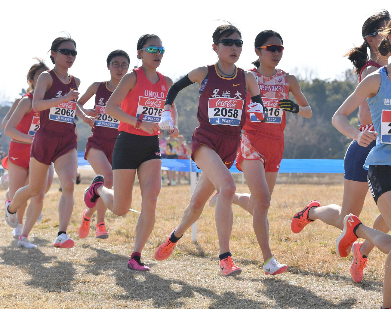 力走する小林成美（2058番）ら選手たち（撮影・岩下翔太）