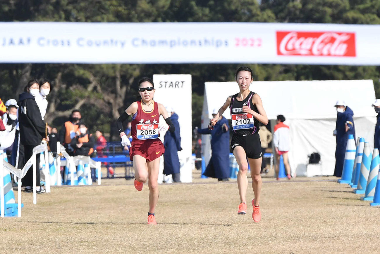 ゴール前で猿見田裕香（右）と競り合う小林成美（撮影・岩下翔太）
