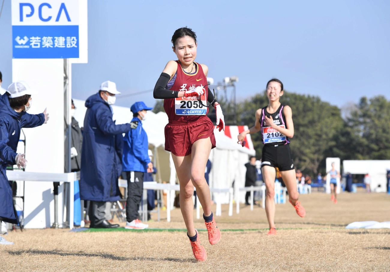 ゴール前で猿見田裕香（右奥）との接戦を制した小林成美（撮影・岩下翔太）