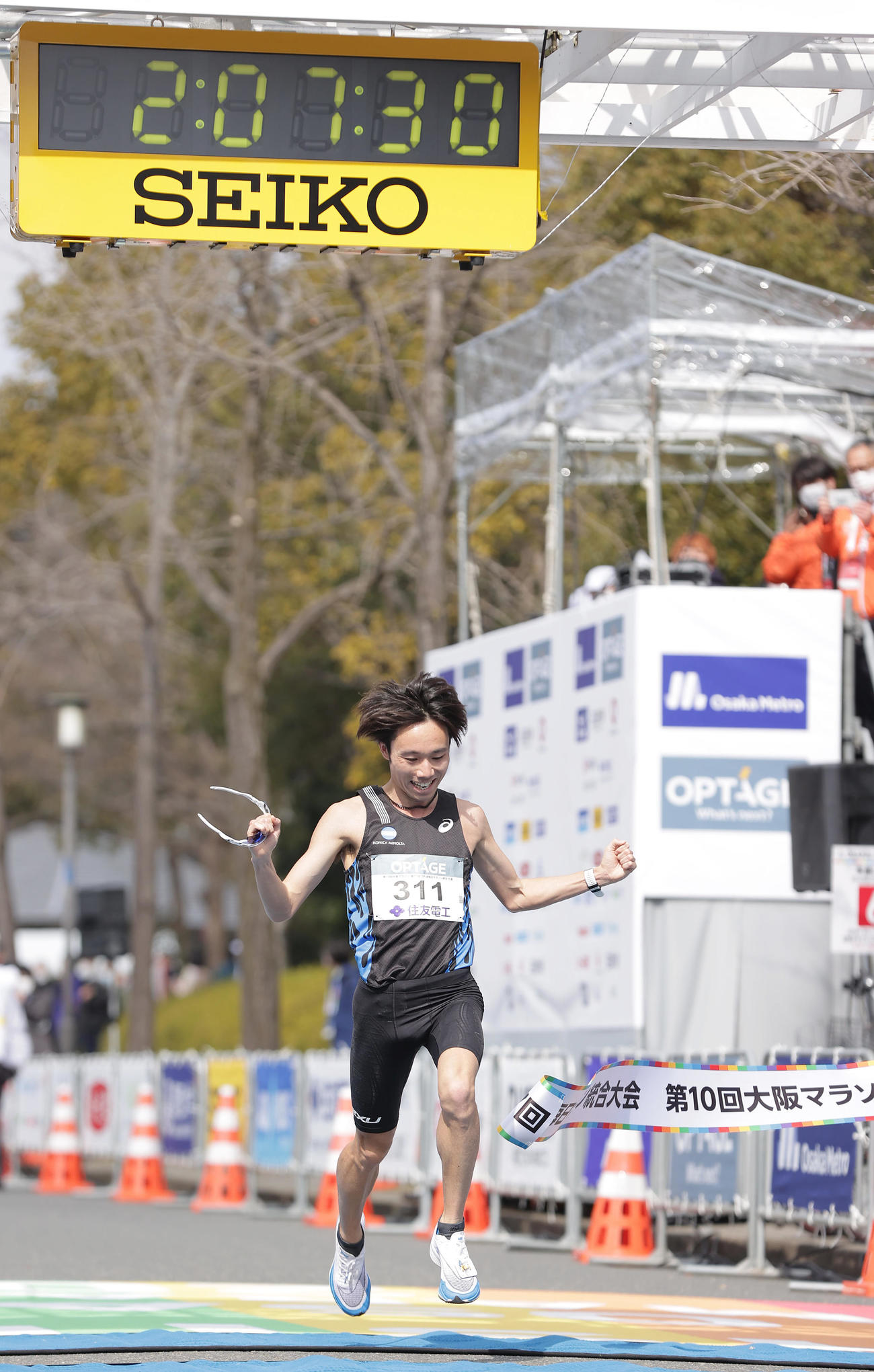 1位でゴールテープを切る星岳（撮影・前田充）