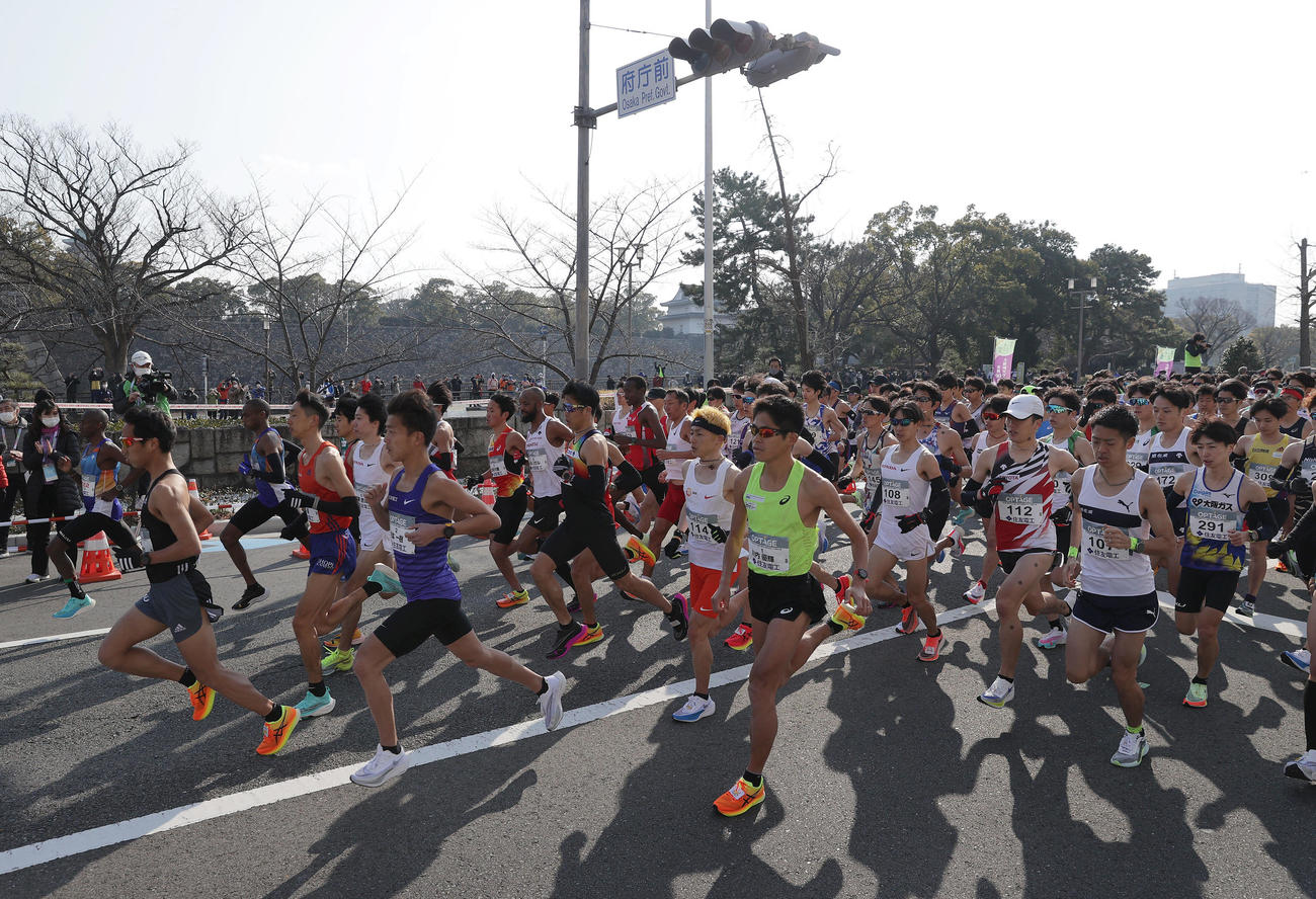 大阪府庁前を一斉にスタートする川内（手前中央）ら選手たち（撮影・前田充）