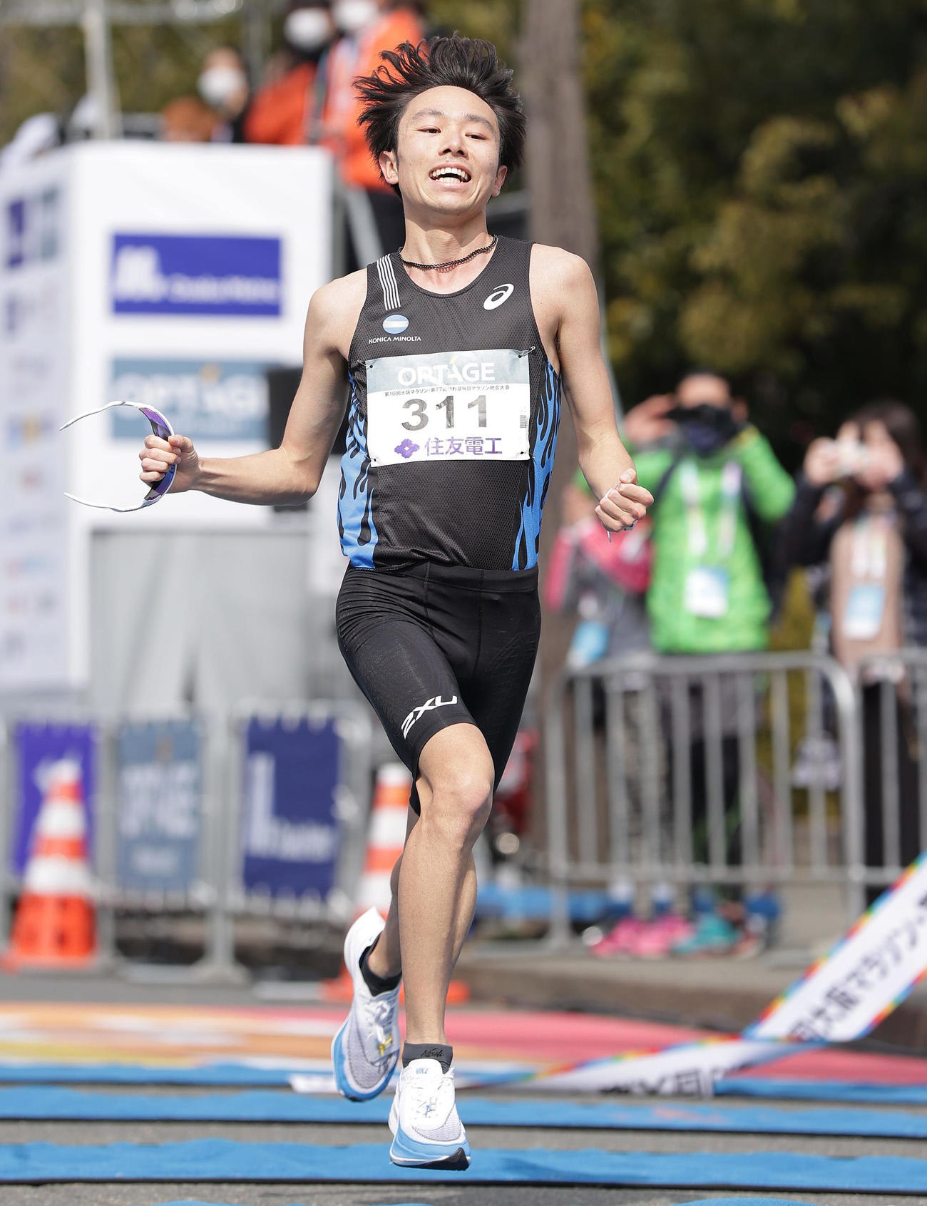 1位でゴールテープを切る星（撮影・前田充）