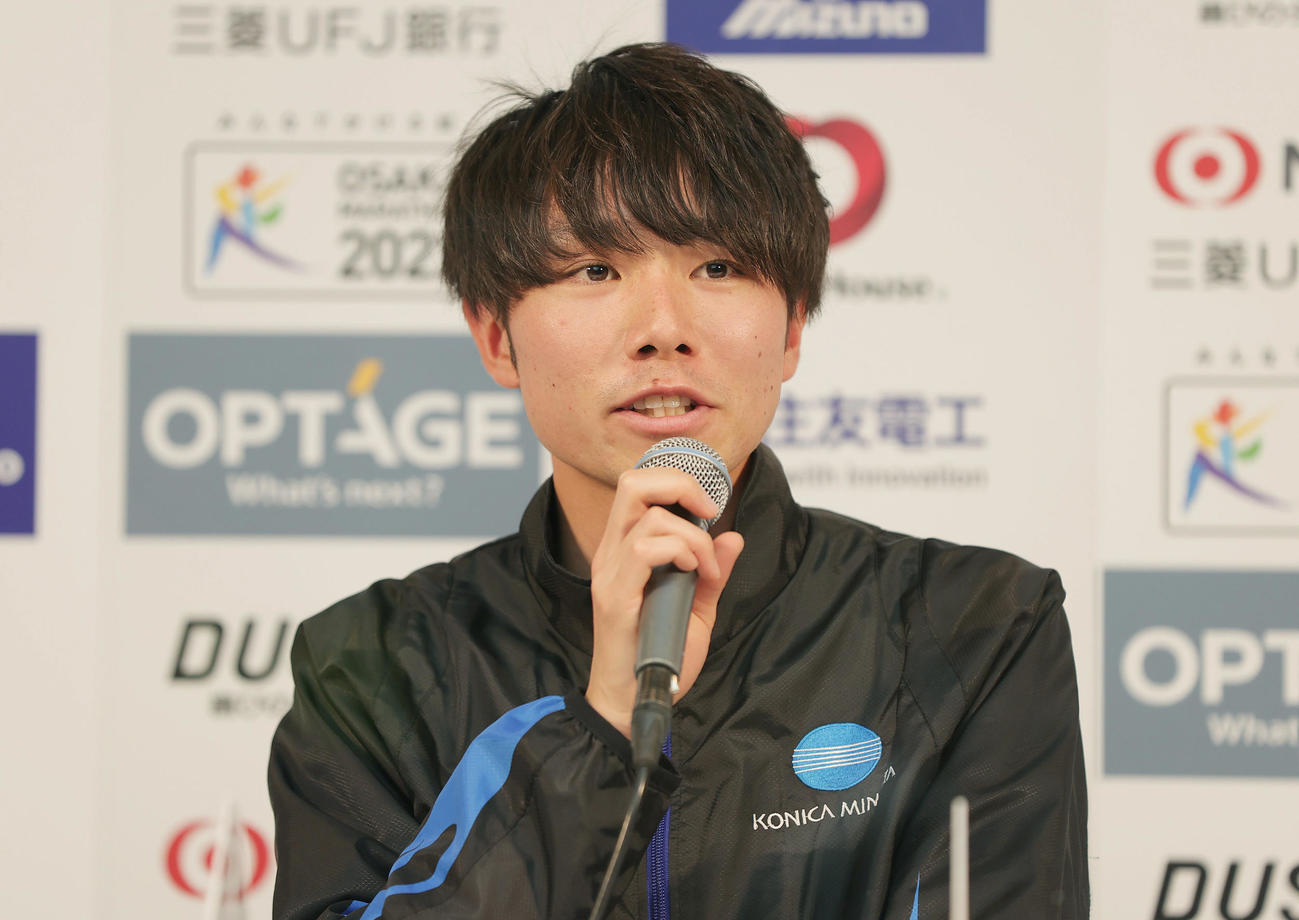 優勝会見に臨む星（撮影・前田充）