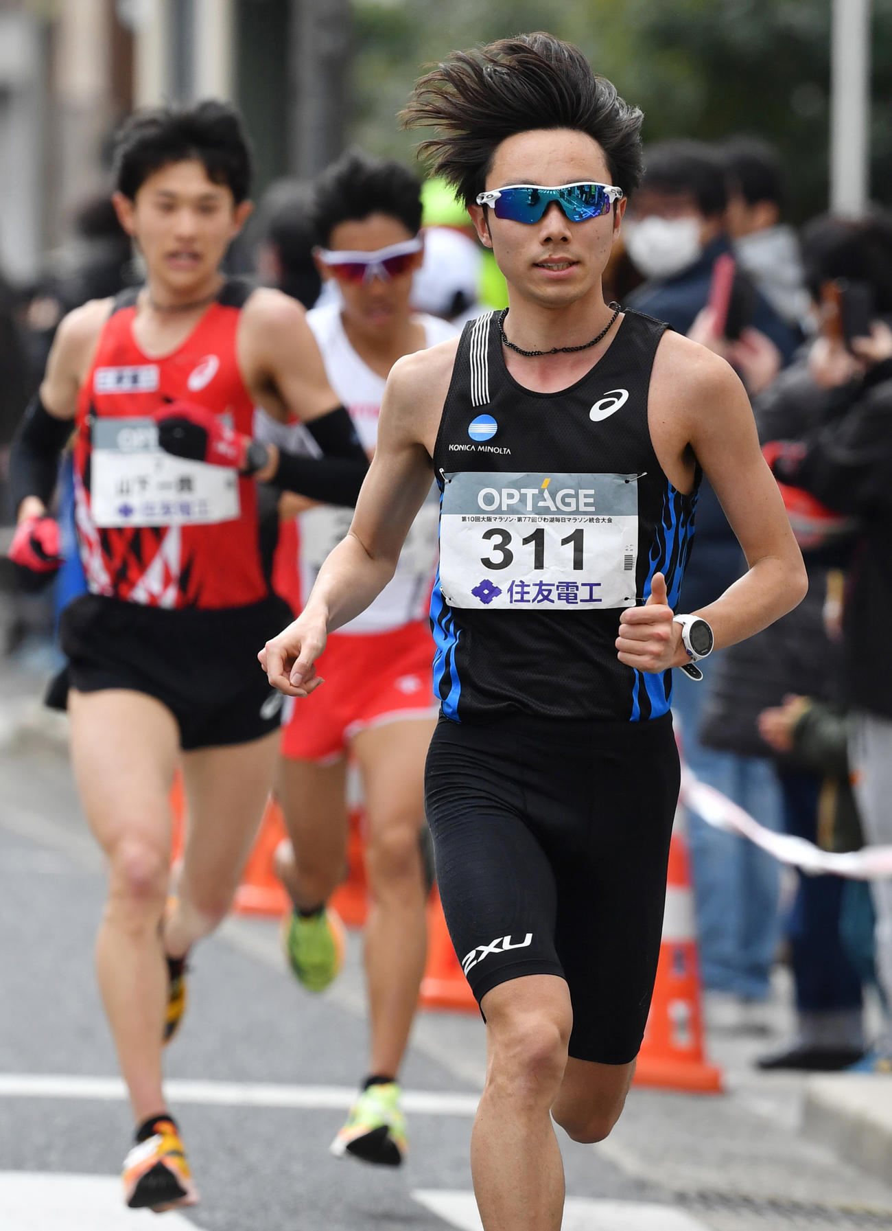 大阪マラソン・びわ湖毎日マラソン統合大会　38キロ付近で2位の山下一貴（左）らを引き離す星岳（代表撮影）