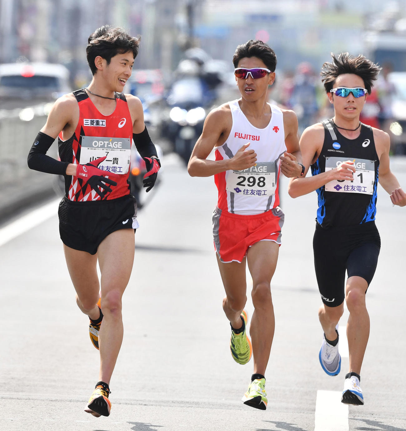 36キロ付近、笑顔で言葉を交わす山下（左）と浦野。右は優勝した星（代表撮影）